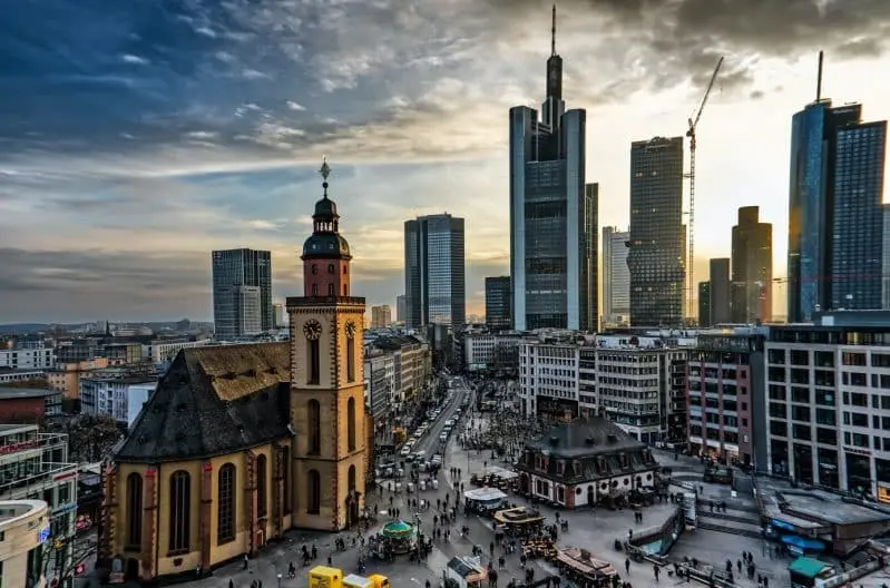 Die Hauptwache mit Katharinenkirche und Skyline