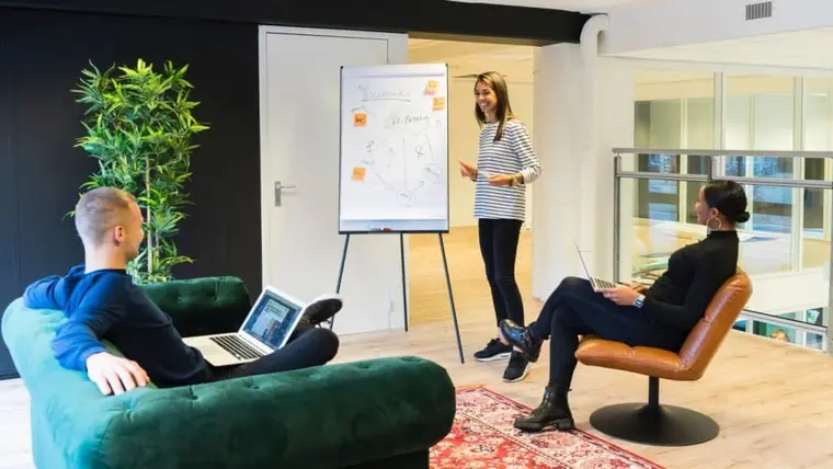 Präsentation am Flipchart in einer kleinen Besprechungsrunde