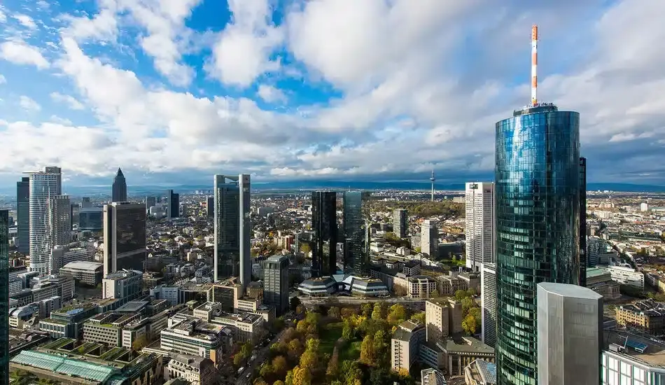 Der Main Tower über der Frankfurter Innenstadt