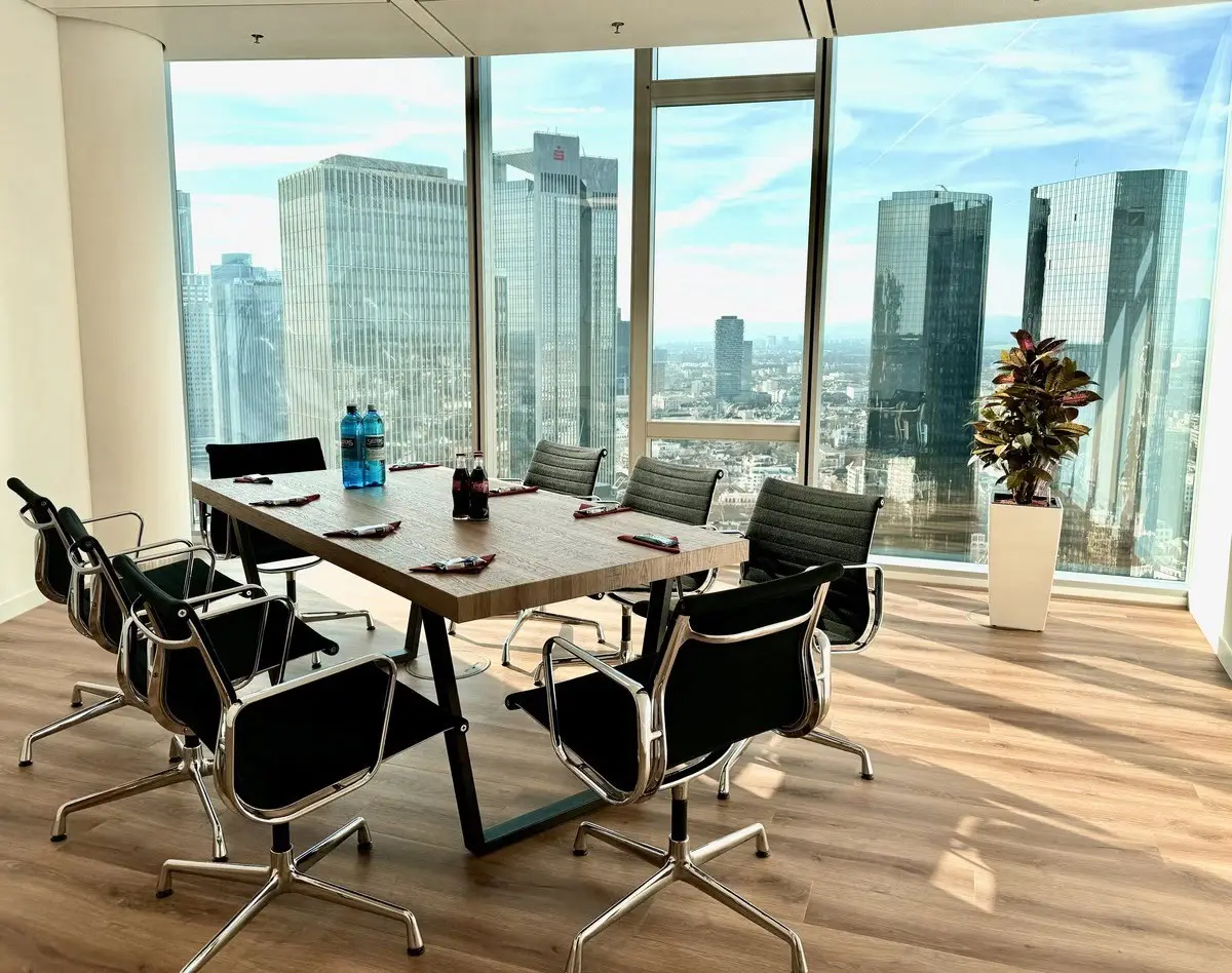 Meetingraum „Nordend“ im 31. OG des Main Tower mit Blick über die Skyline