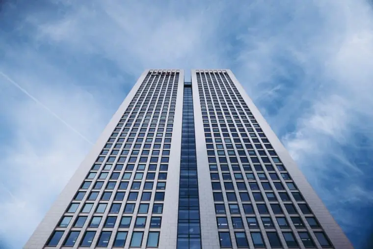 Der Opernturm in Frankfurt, von unten gesehen