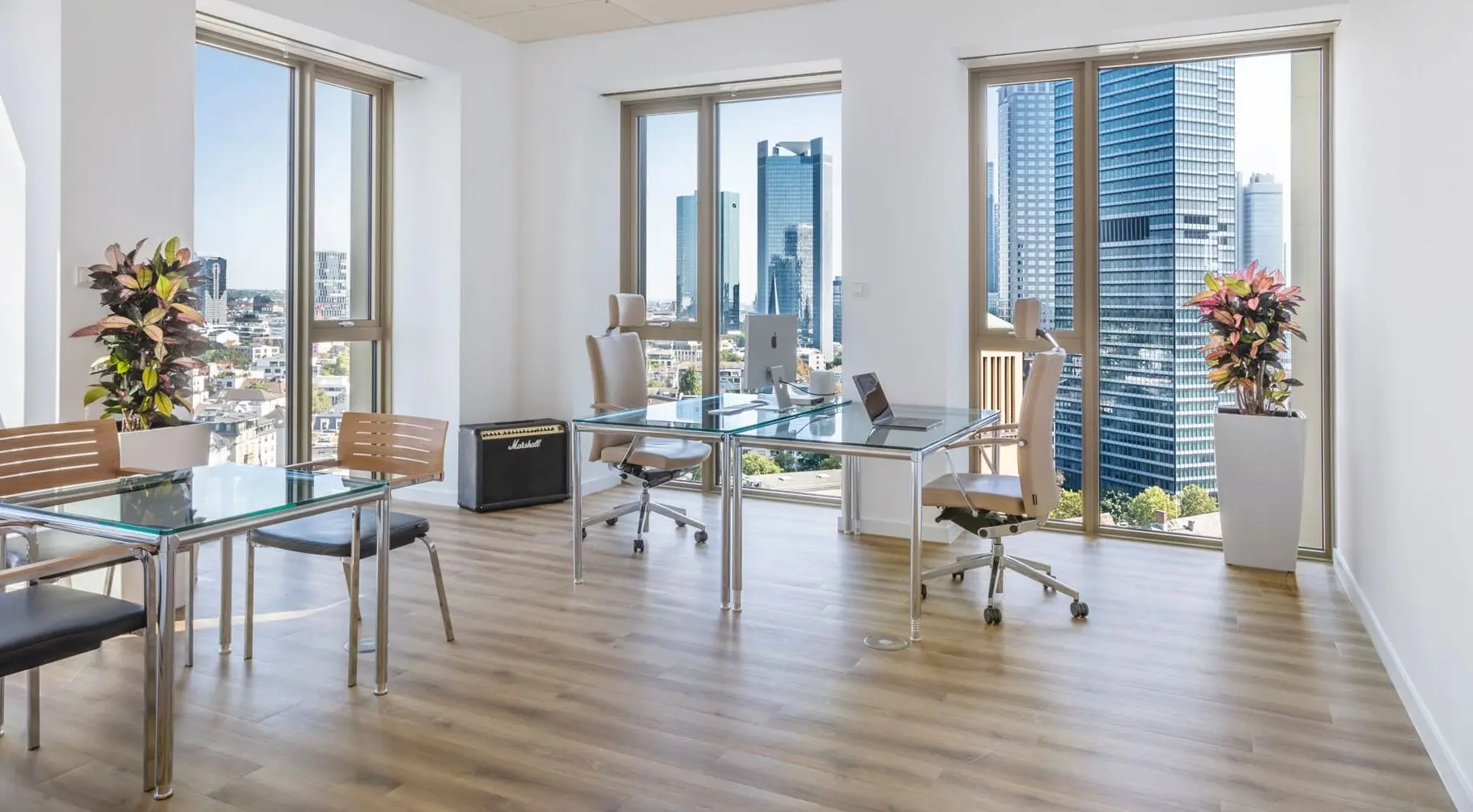 Eckbüro im Tower 185 mit Blick auf die Frankfurter Skyline