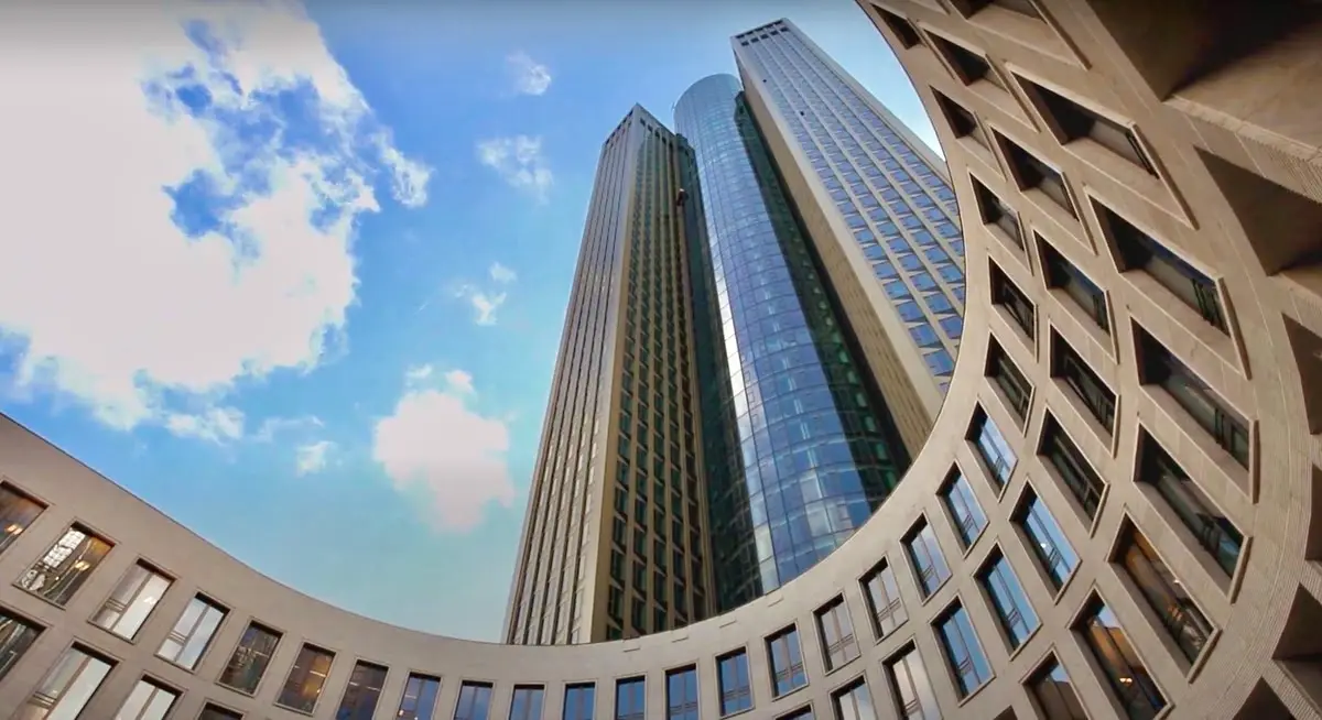 Der Tower 185 von unten