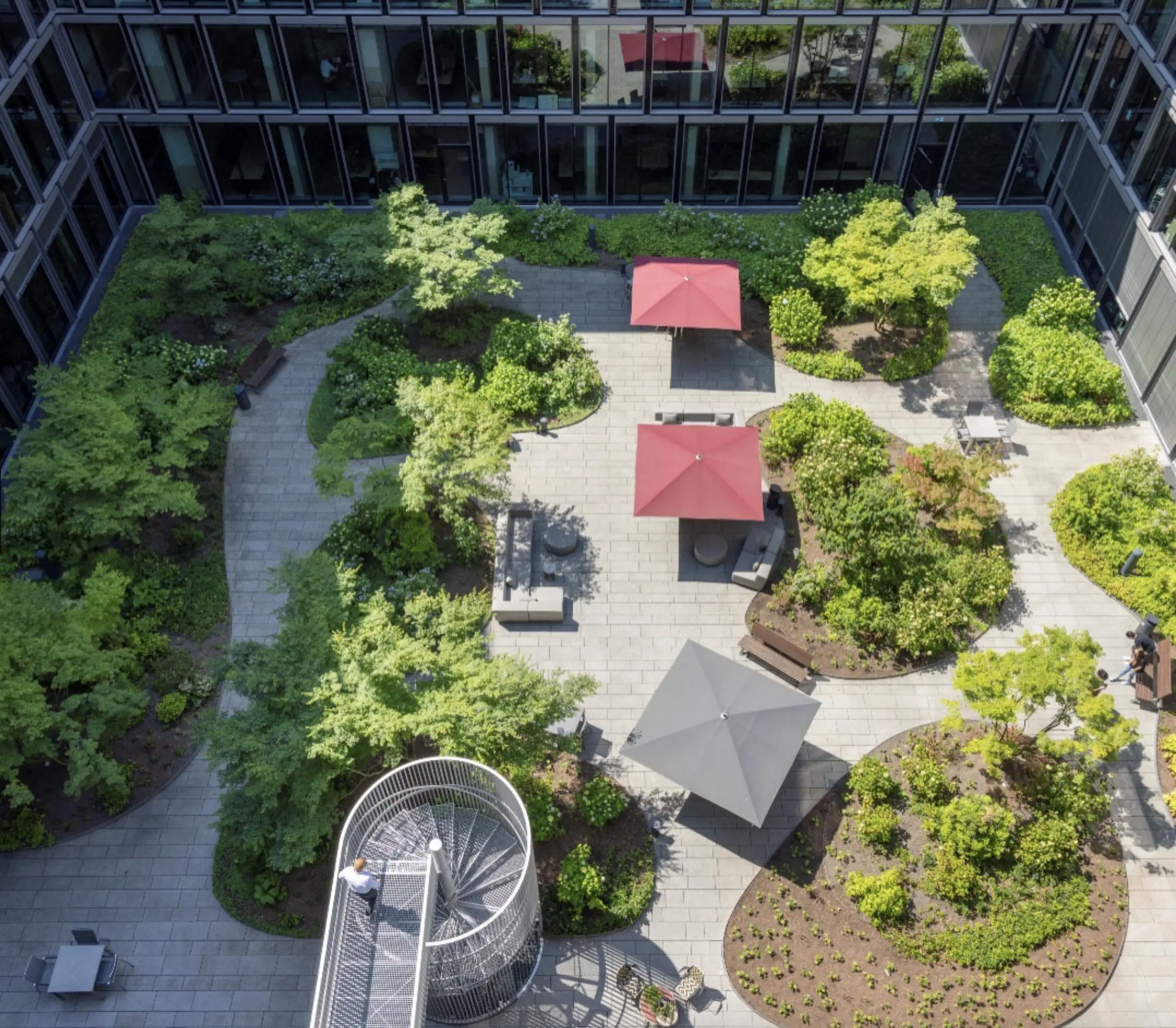 Garten im Innenhof des Junghof Frankfurt von oben