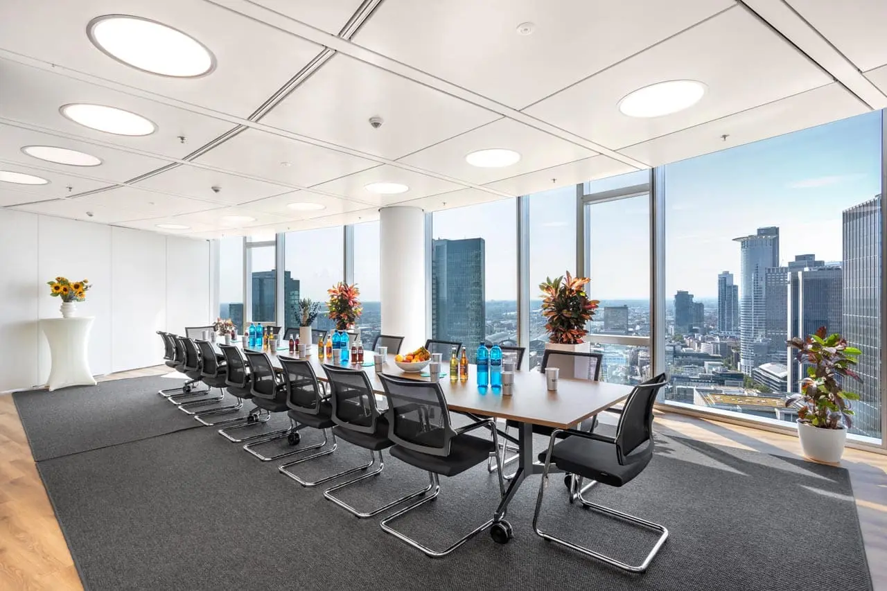 Konferenzraum im Main Tower mit Blick über die Frankfurter Skyline
