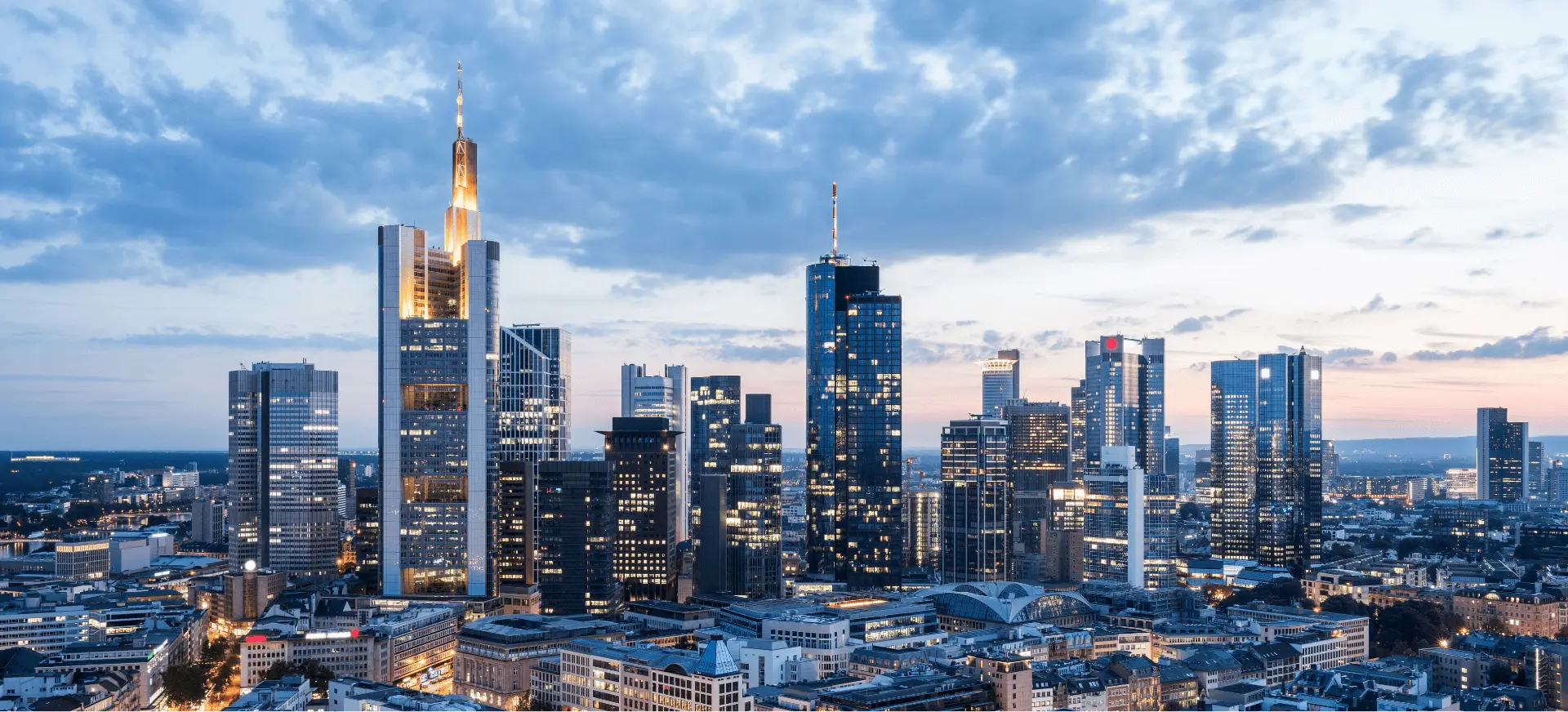 Die Frankfurter Skyline in der Abenddämmerung