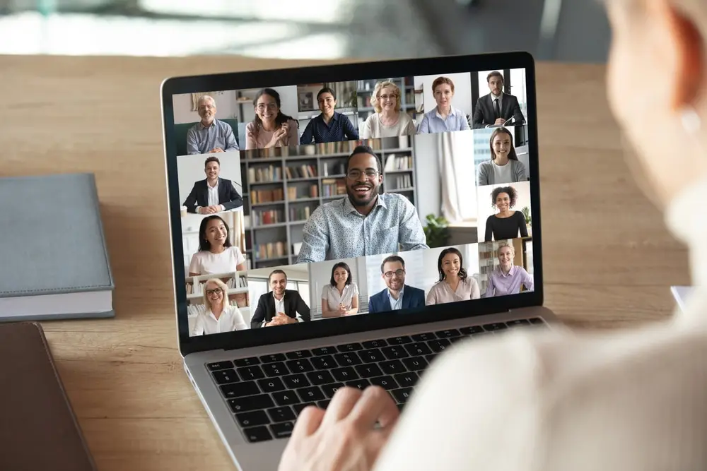 Videokonferenz mit vielen Teilnehmenden auf einem Laptop-Bildschirm