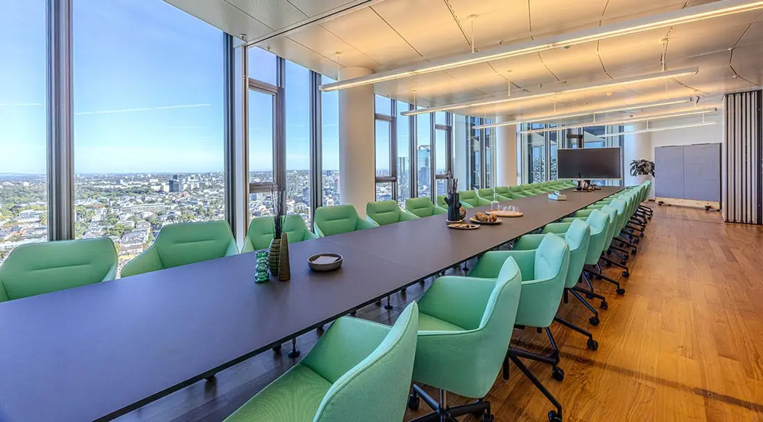 Tagungsraum „Horizon“ mit langer Tafel vor Panoramafenstern