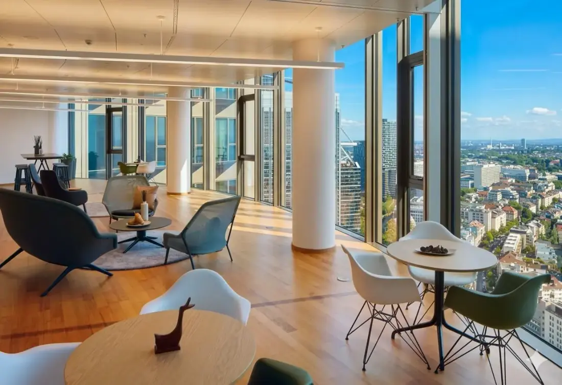 Lounge im 32. OG des Tower 185 mit Blick über Frankfurt