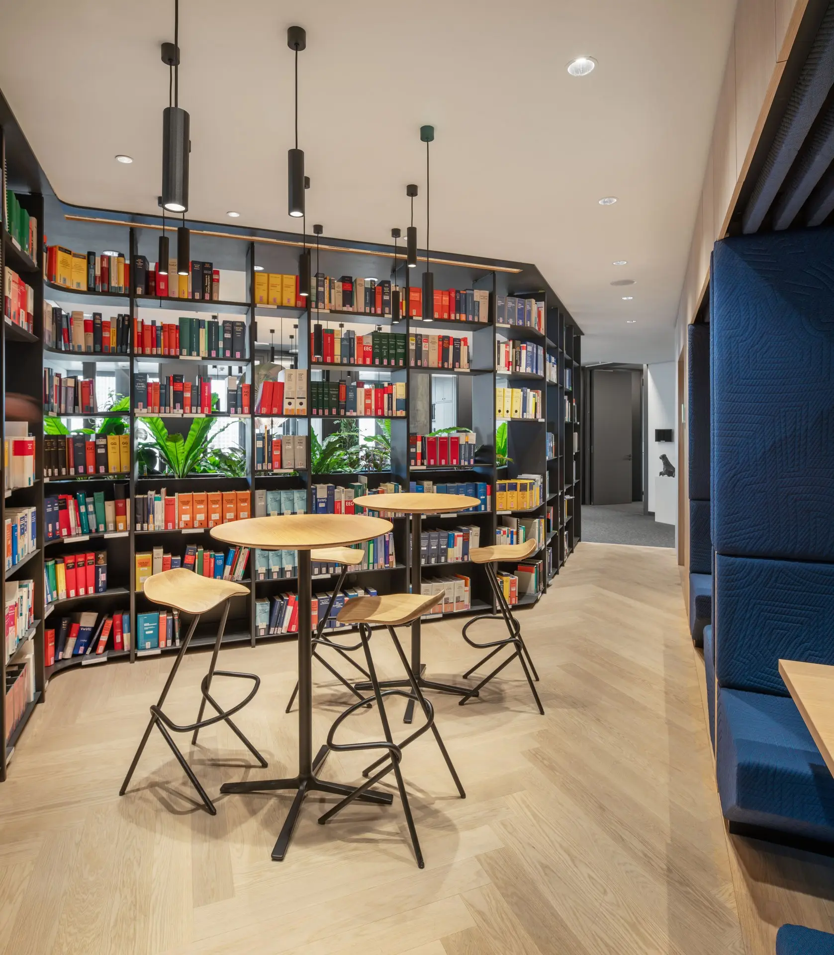 Bibliothek mit Stehtischen im Aqua Tower