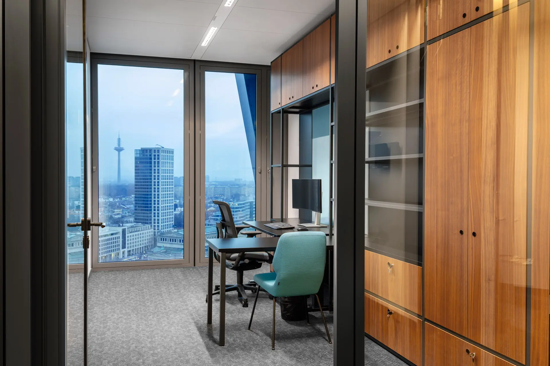 Büro mit Blick auf den Europaturm im Aqua Tower