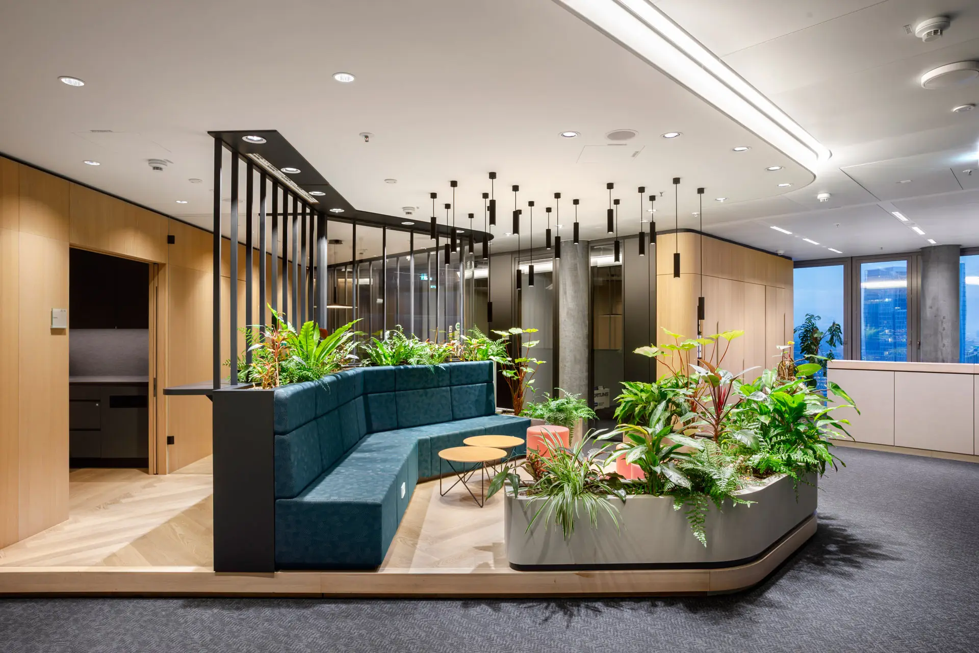 Lounge-Insel mit Pflanzen im Aqua Tower