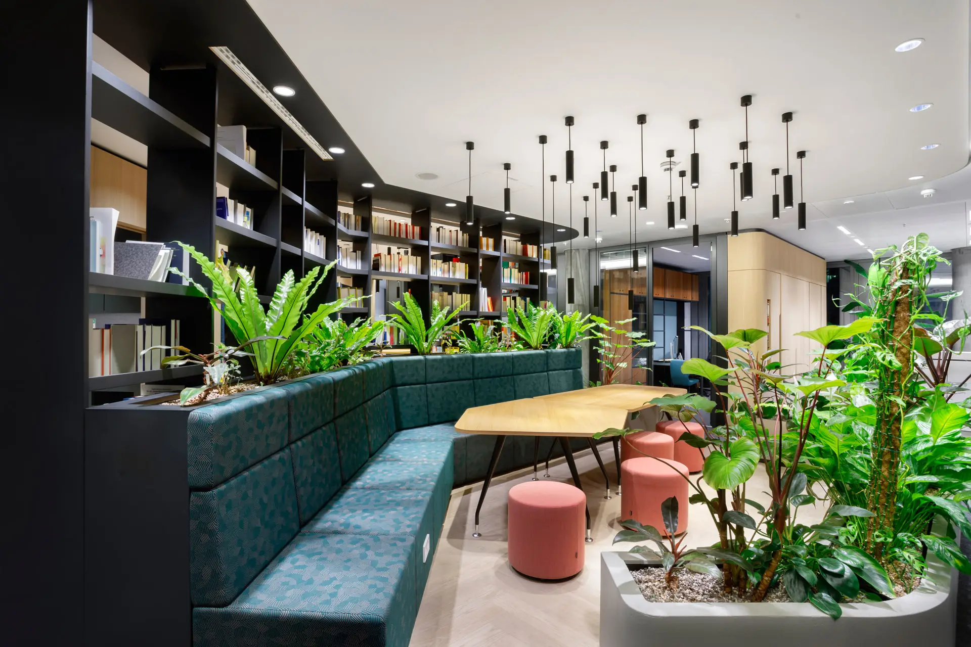 Lounge mit Sitzbank und Bücherwand im Aqua Tower