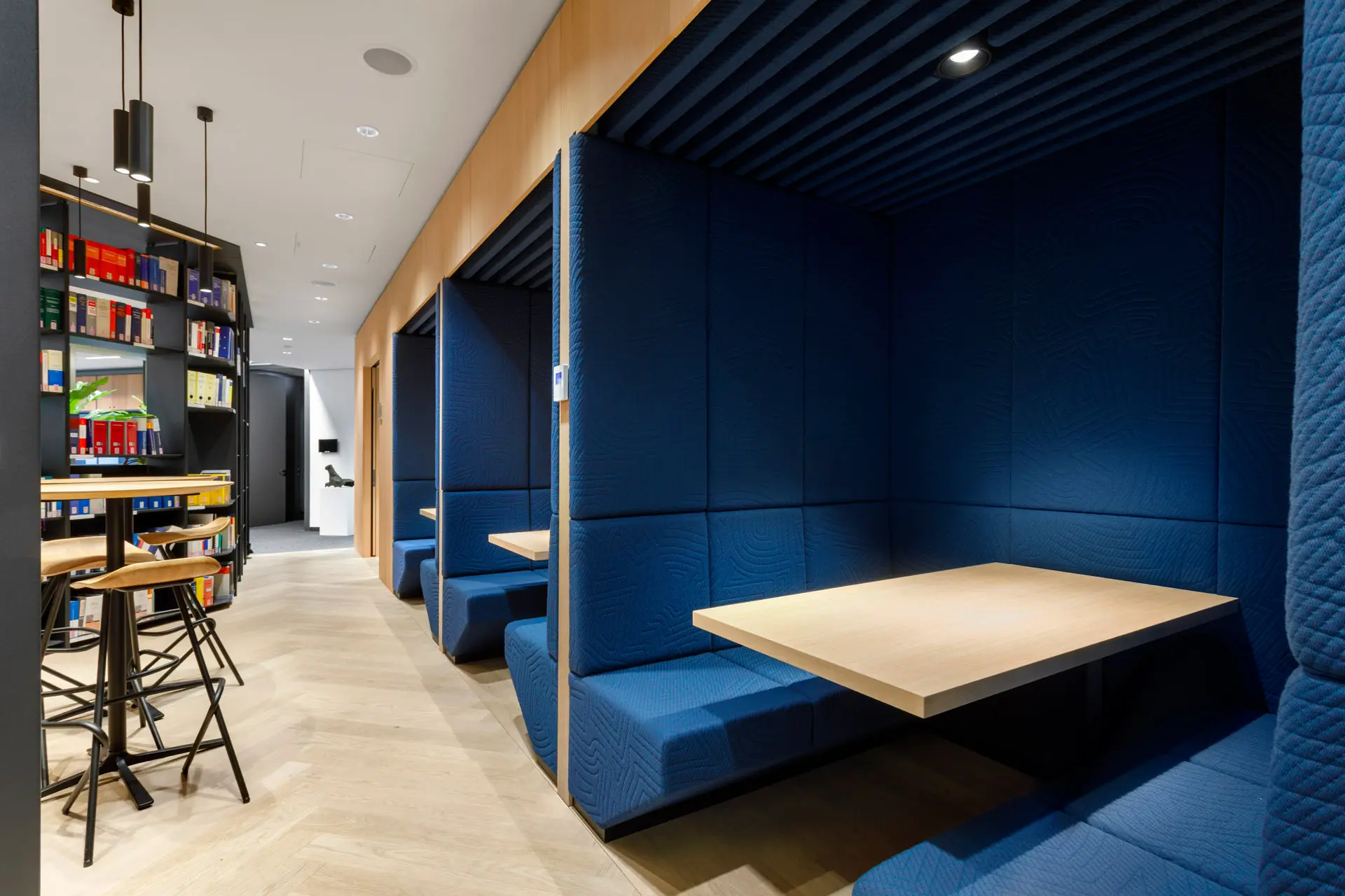 Sitznischen neben der Bibliothek im Aqua Tower