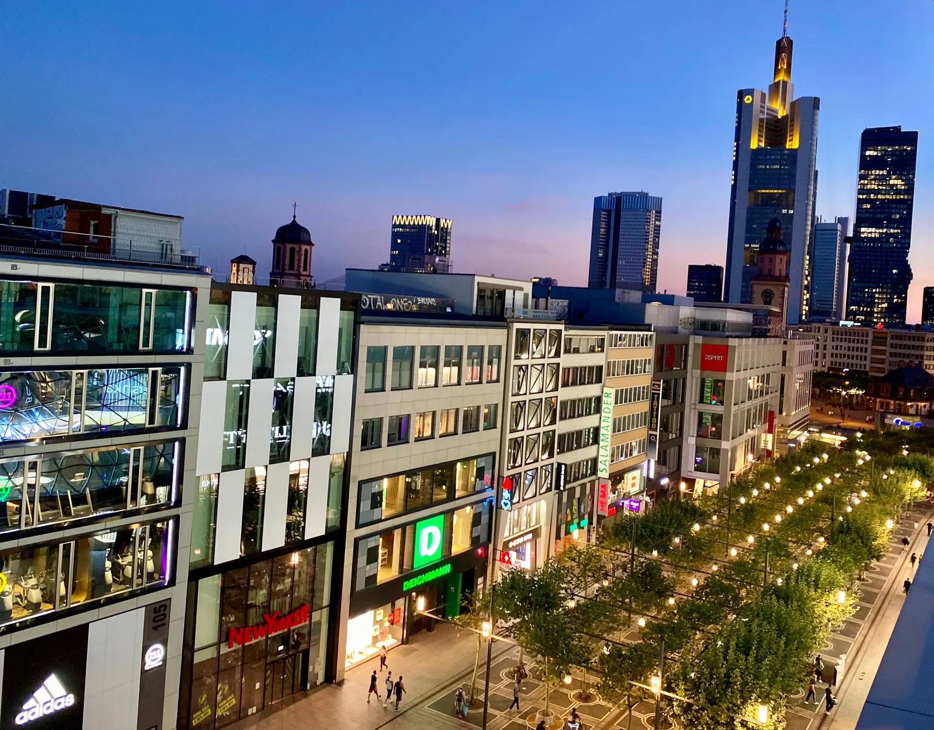 Die Zeil an der Hauptwache bei Nacht mit Blick auf die Skyline