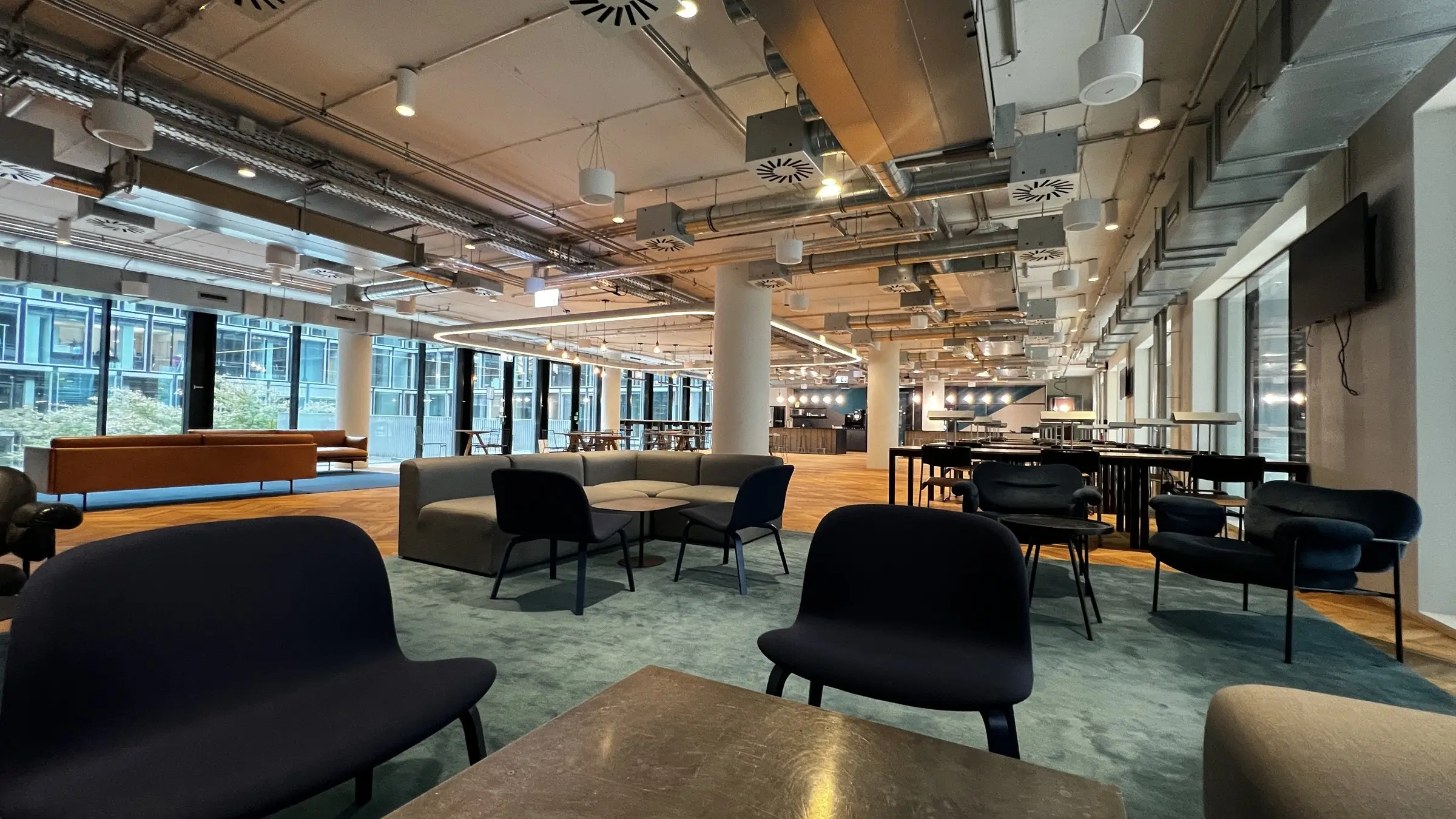 Community Area mit Lounge und Sitzgruppen im Junghof, Frankfurt