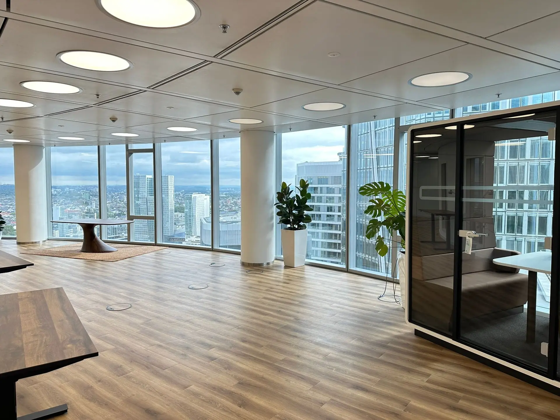 Arbeitsplätze und Telefonbox im Main Tower