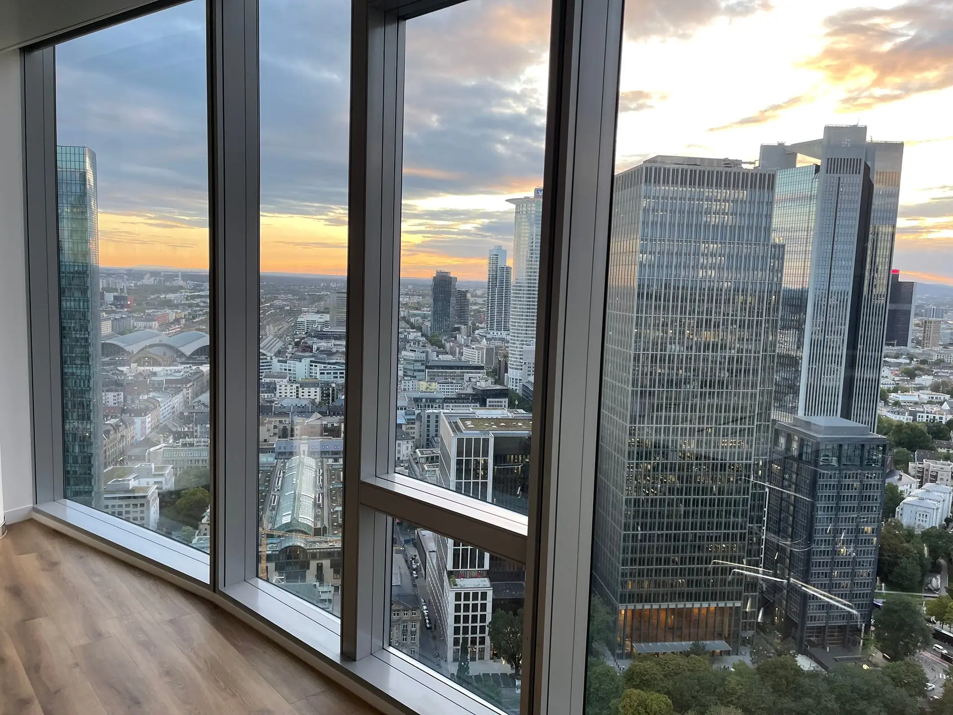 Abendlicher Blick über Frankfurt aus dem Meetingraum Nordend im Main Tower
