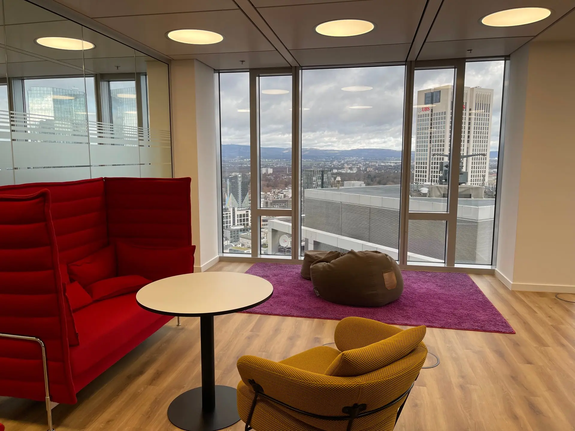 Community Area mit rotem Ohrensofa im Main Tower