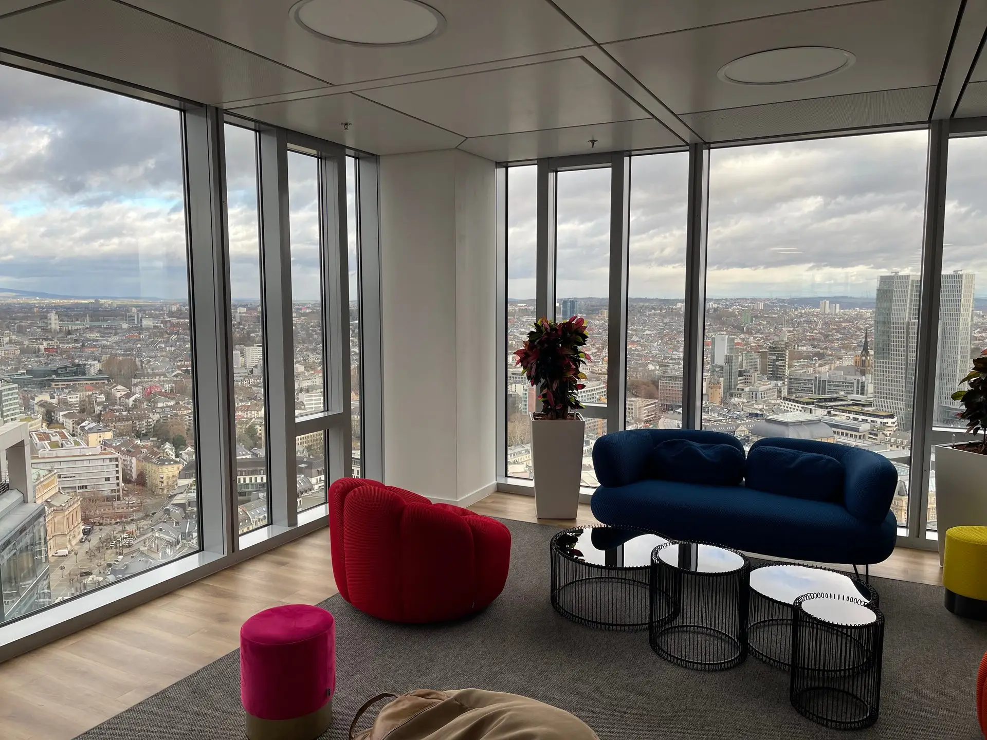 Community Area mit Sofas und Blick über Frankfurt im Main Tower