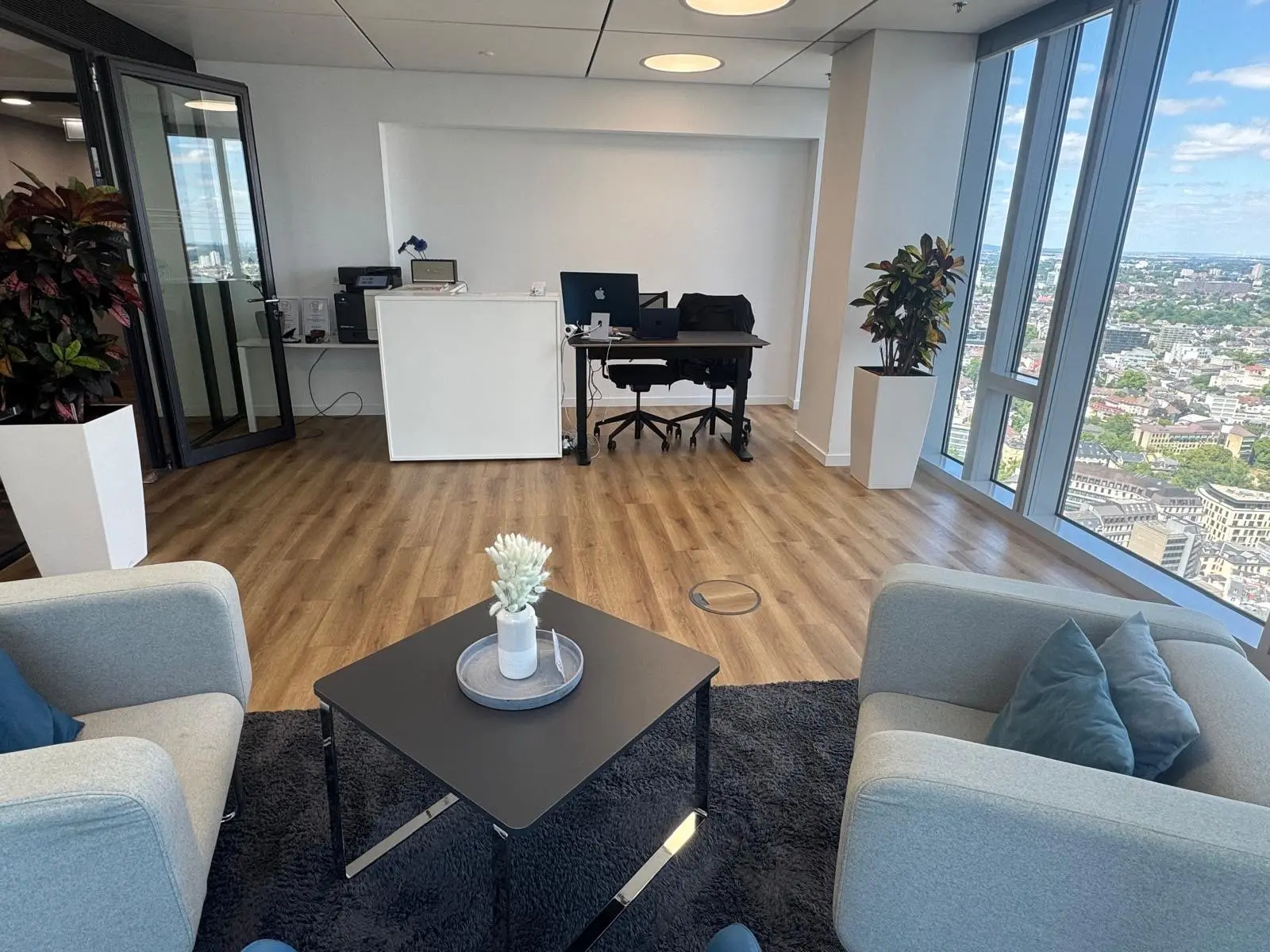 Empfang mit Lounge im Main Tower