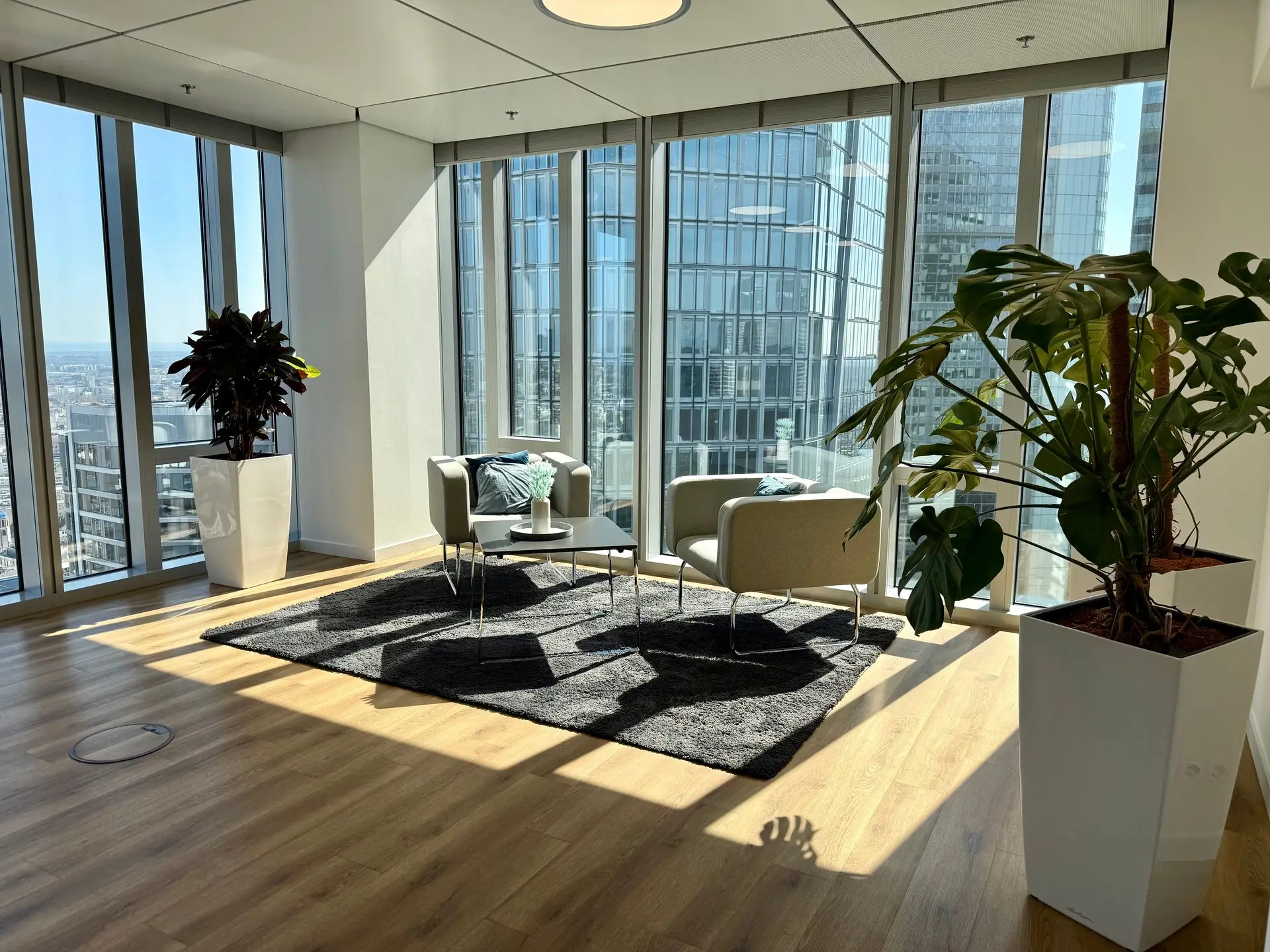 Lounge mit Sesseln und Pflanzen im Main Tower