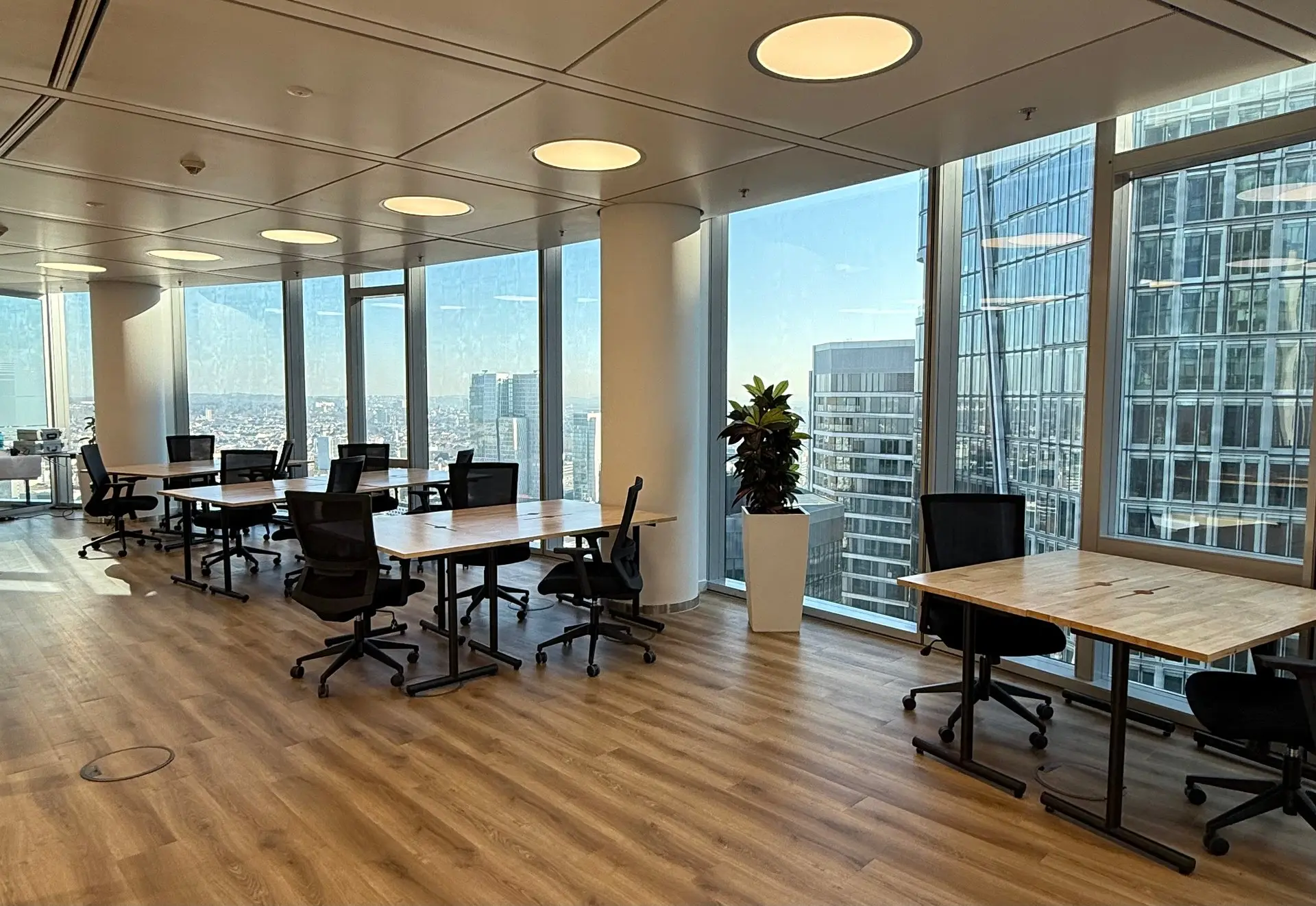 Teambüro mit Blick auf die Skyline im Main Tower