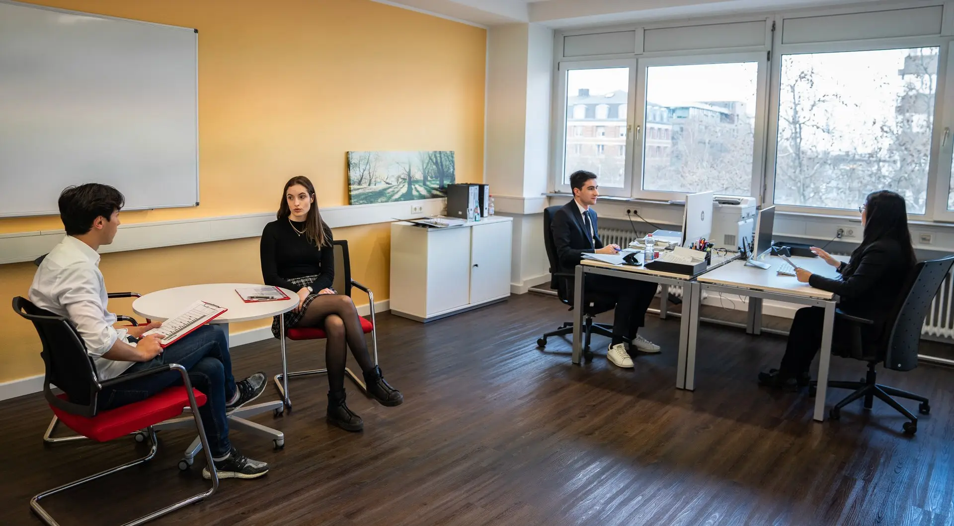 Teambüro mit gelber Wand im Ostend