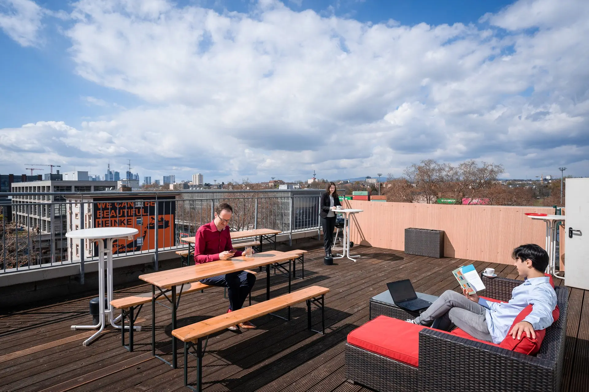 Dachterrasse am Standort Ostend mit Blick auf die Skyline