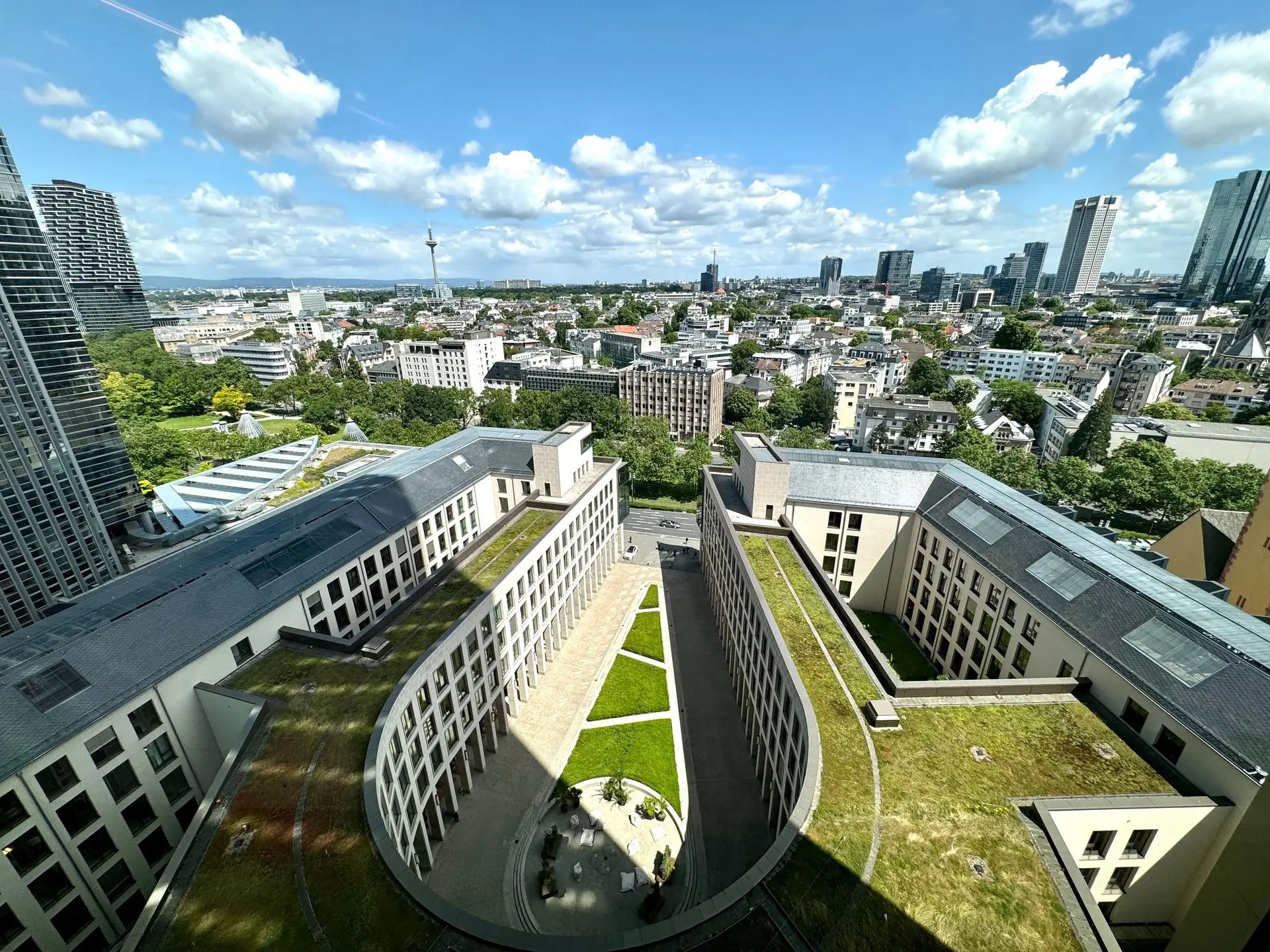 Blick aus dem Tower 185 auf den begrünten Innenhof und über Frankfurt