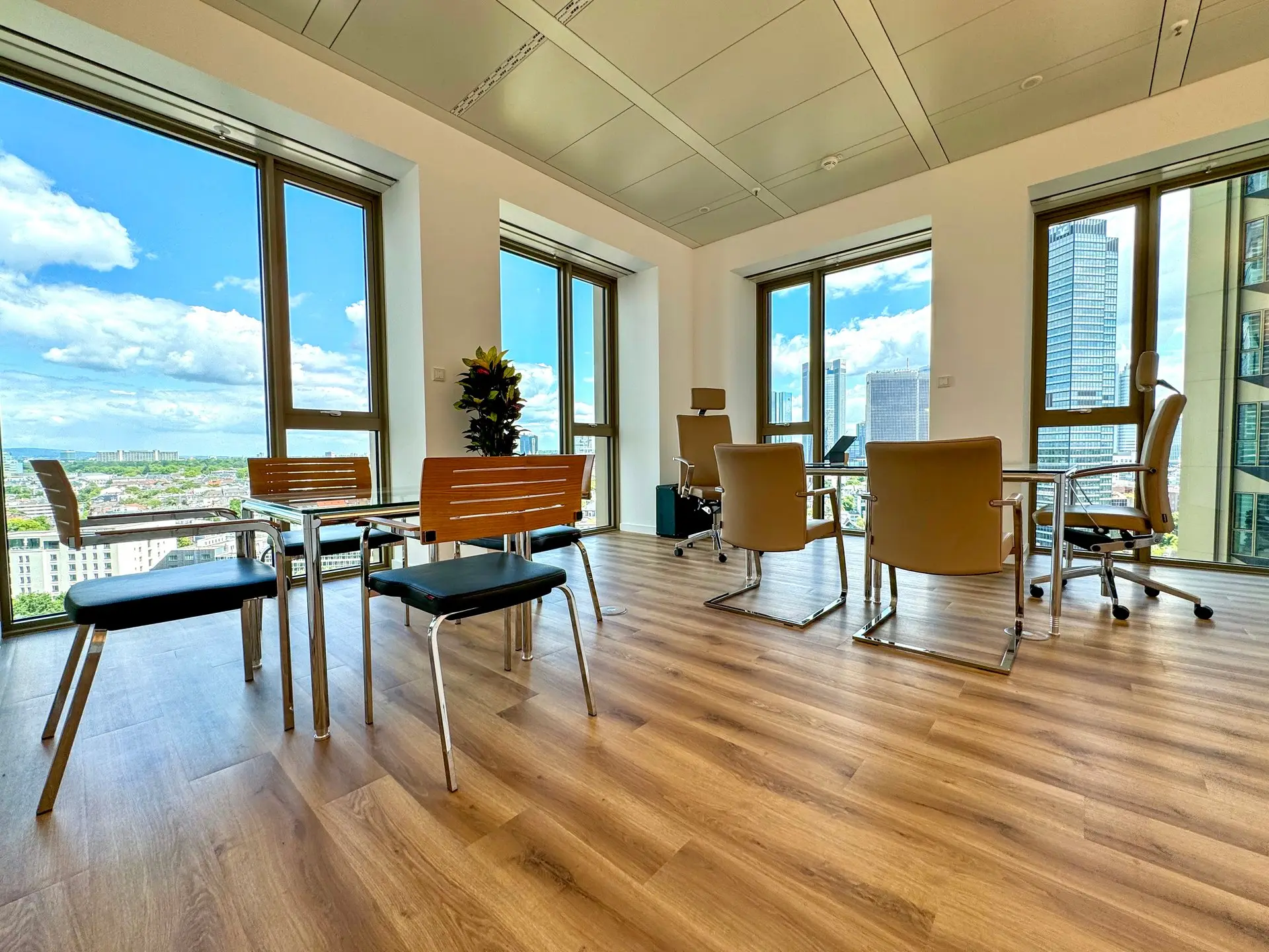 Eckbüro mit Holzboden im Tower 185