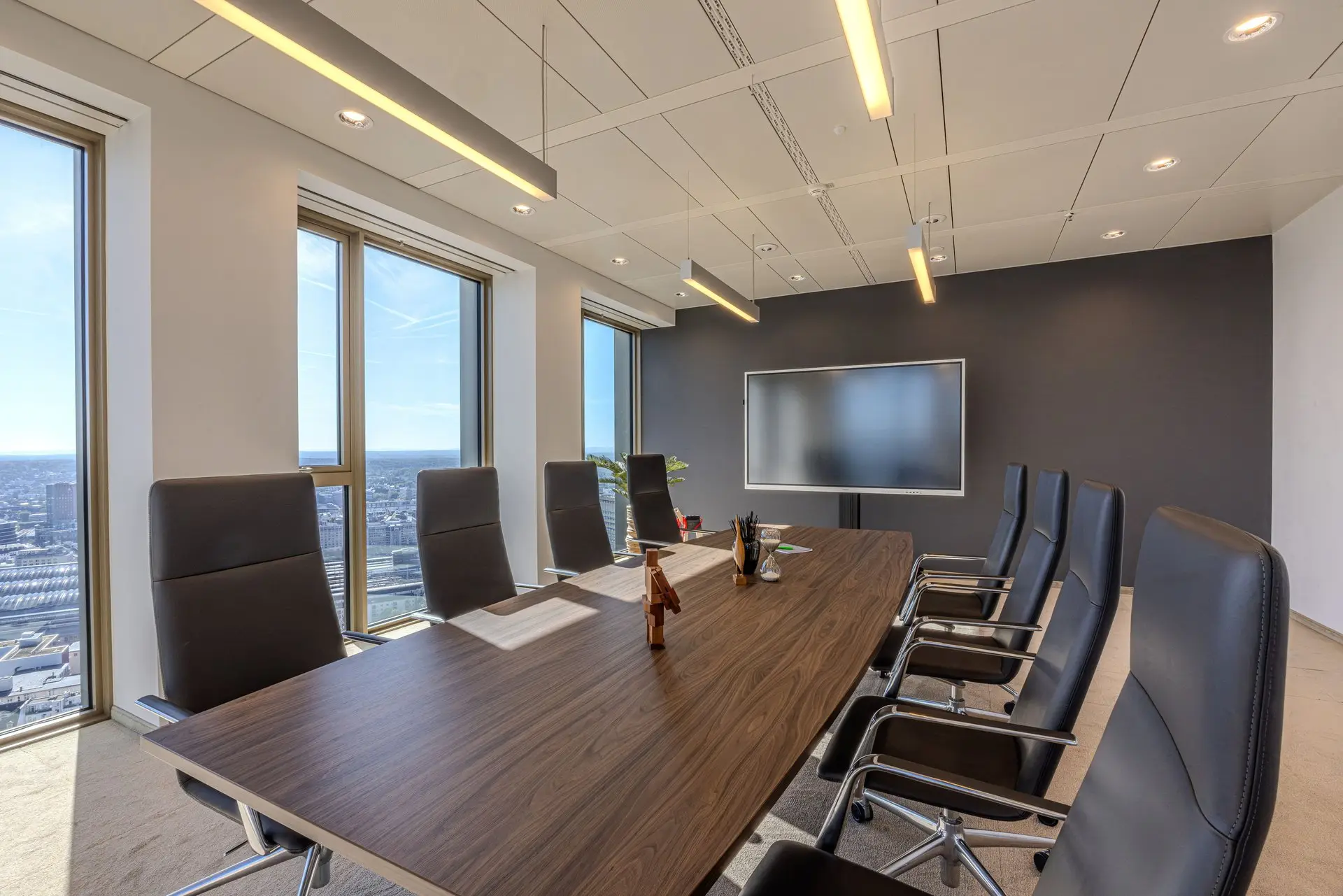 Meetingraum mit Blick über Frankfurt im Tower 185